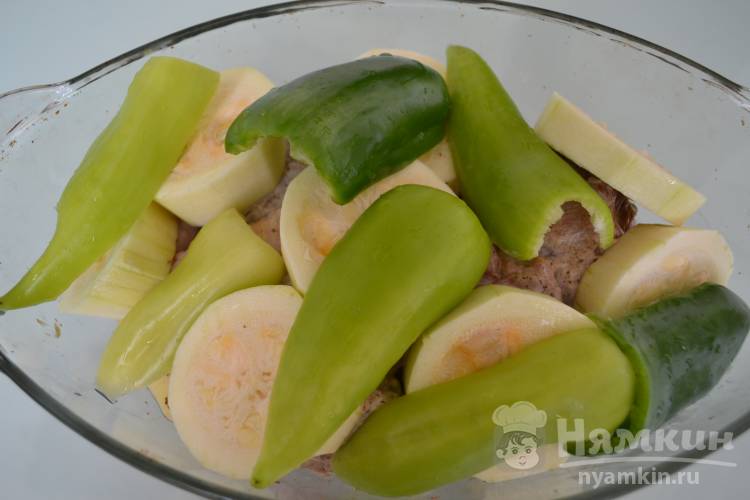 Курица запеченная с кабачком и болгарским перцем в духовке - фото шаг 5