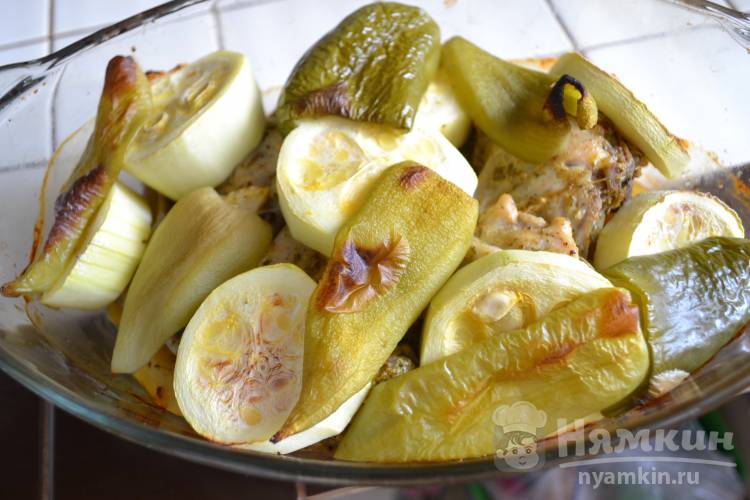 Курица запеченная с кабачком и болгарским перцем в духовке - фото шаг 6