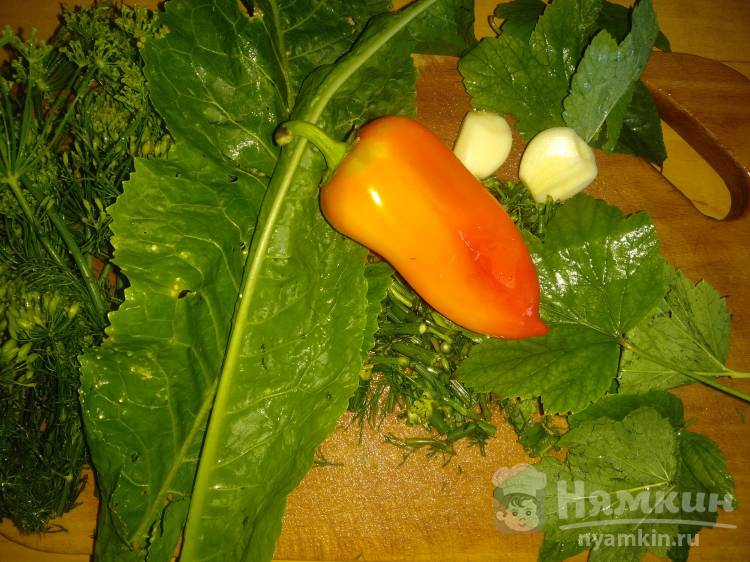 Консервированные помидоры с виноградом и специями на зиму - фото шаг 1