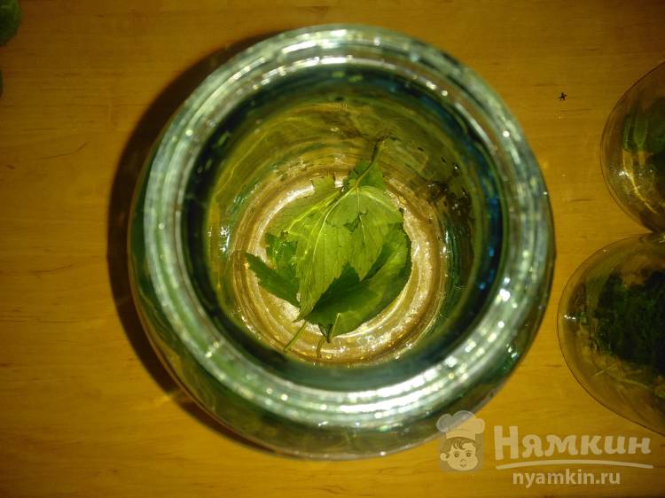 Консервированные помидоры с виноградом и специями на зиму - фото шаг 2