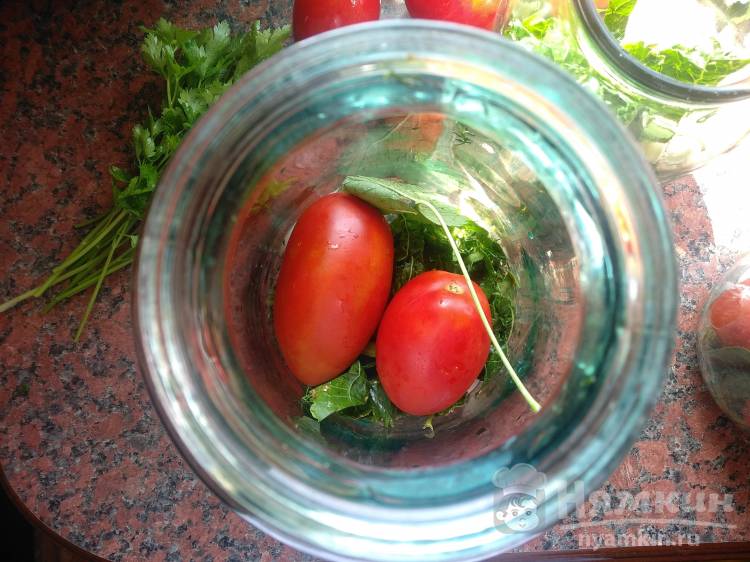 Консервированные помидоры с виноградом и специями на зиму - фото шаг 3