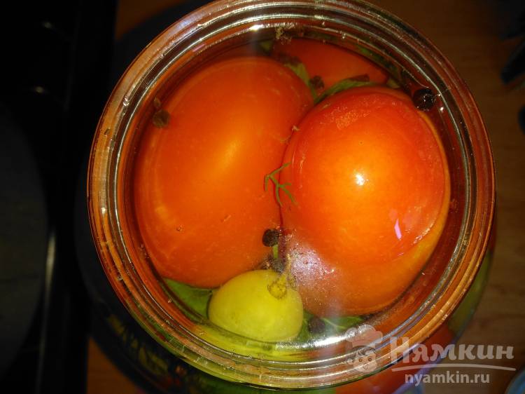 Консервированные помидоры с виноградом и специями на зиму - фото шаг 5
