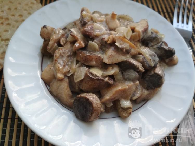 Жареные грибы с луком и сметаной рецепт фото пошагово и видео