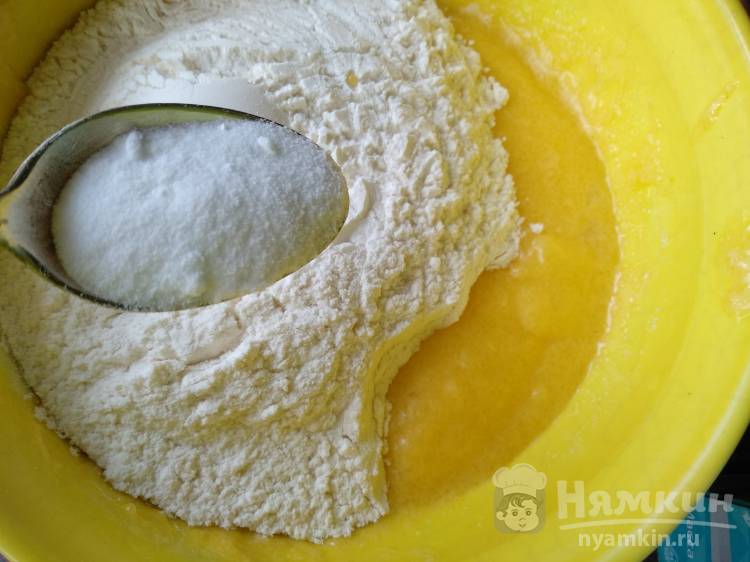 Нежный пирог с персиком и грушей на сметане - фото шаг 2
