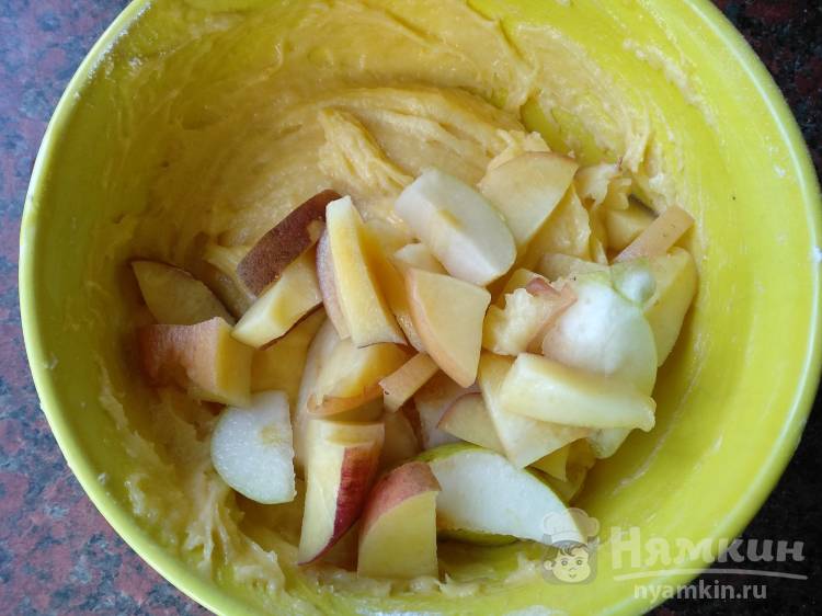 Нежный пирог с персиком и грушей на сметане - фото шаг 3