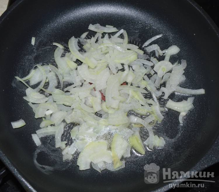 Яичница жаренная на сковороде с репчатым луком  - фото шаг 2