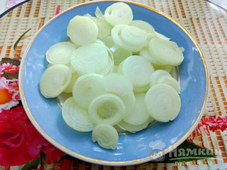 Сельдь маринованная  кусочками  в масле с лимоном и луком - фото шаг 2