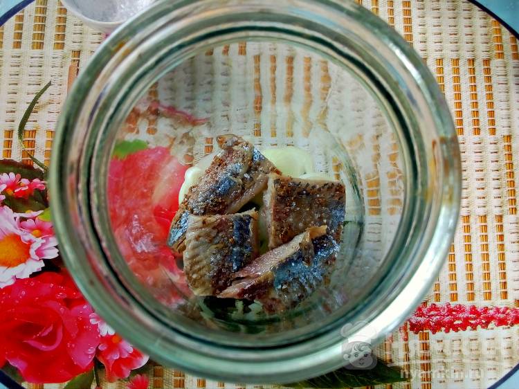 Сельдь маринованная  кусочками  в масле с лимоном и луком - фото шаг 3