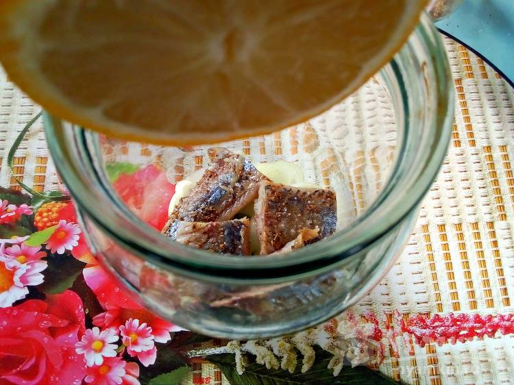 Сельдь маринованная  кусочками  в масле с лимоном и луком - фото шаг 4