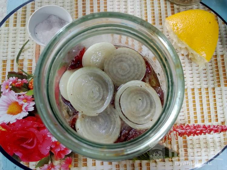 Сельдь маринованная  кусочками  в масле с лимоном и луком - фото шаг 5