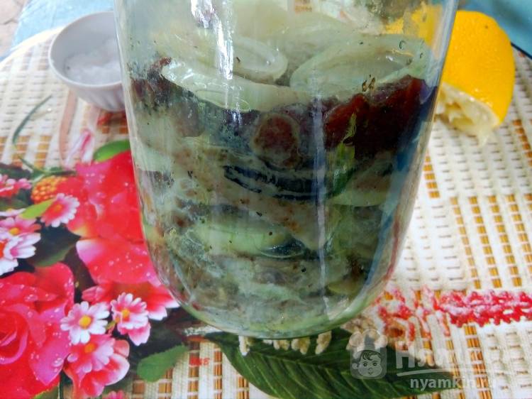 Сельдь маринованная  кусочками  в масле с лимоном и луком - фото шаг 6