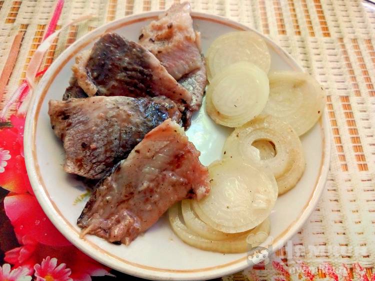 Сельдь маринованная  кусочками  в масле с лимоном и луком - фото шаг 7