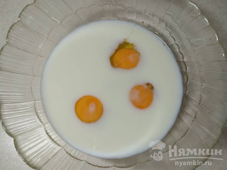 Гренки с молоком и яйцом жареные на сковороде - фото шаг 1