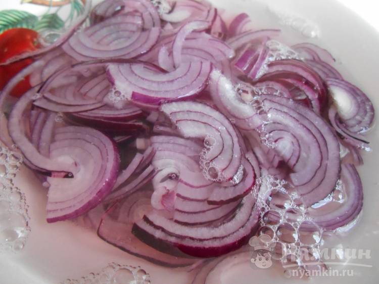 Винегрет с брожеными огурцами и маринованным луком - фото шаг 1