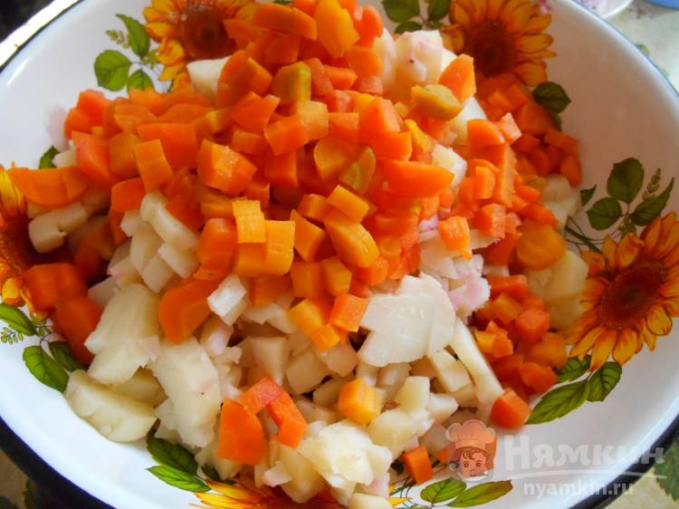Винегрет с брожеными огурцами и маринованным луком - фото шаг 4