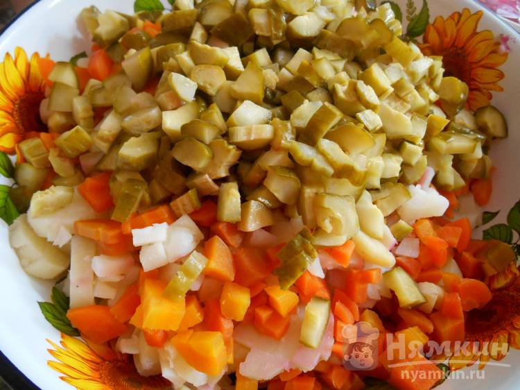 Винегрет с брожеными огурцами и маринованным луком - фото шаг 5