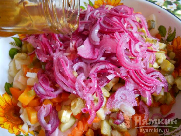 Винегрет с брожеными огурцами и маринованным луком - фото шаг 6
