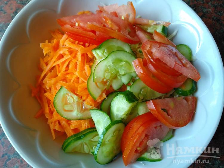 Диетический салат из капусты с морковью и мелиссой - фото шаг 2