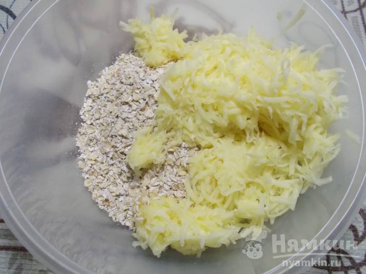 Кабачковые оладьи с геркулесом на сковороде - фото шаг 3