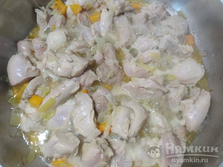 Макароны с индейкой и овощами на сковороде - фото шаг 5