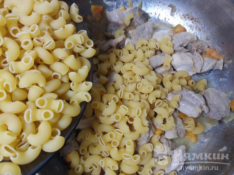 Макароны с индейкой и овощами на сковороде - фото шаг 6