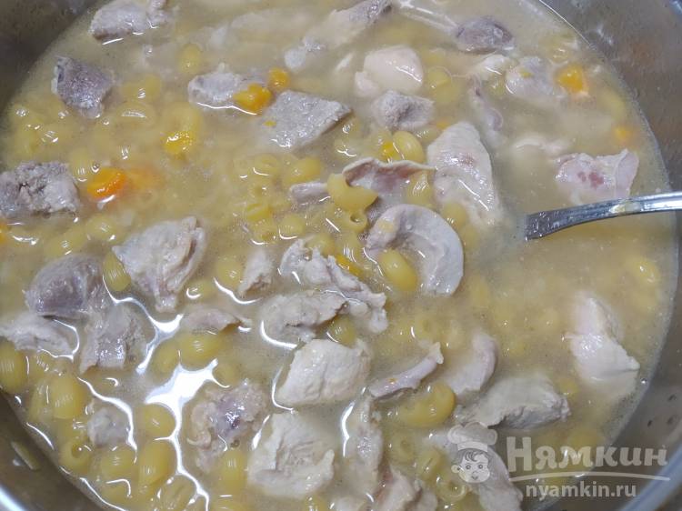 Макароны с индейкой и овощами на сковороде - фото шаг 7