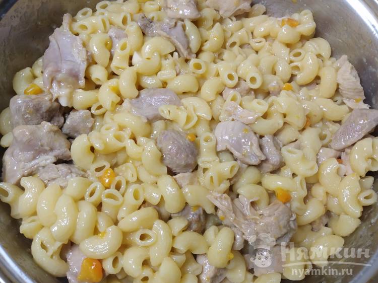 Макароны с индейкой и овощами на сковороде - фото шаг 8