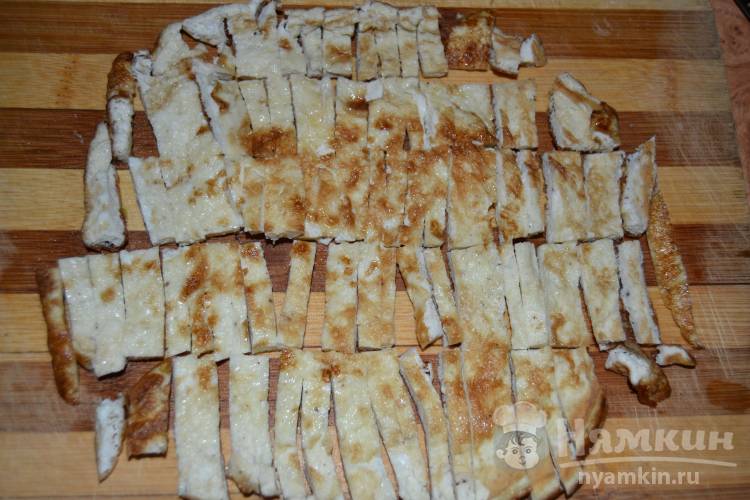 Салат с жареным перцем и яичными блинчиками - фото шаг 7