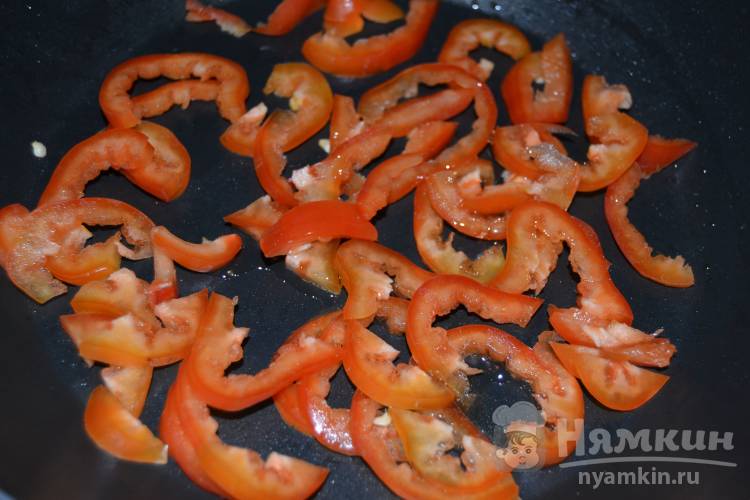 Салат с жареным перцем и яичными блинчиками - фото шаг 8