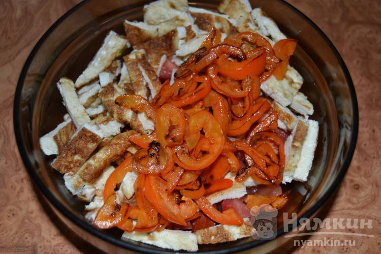 Салат с жареным перцем и яичными блинчиками - фото шаг 10