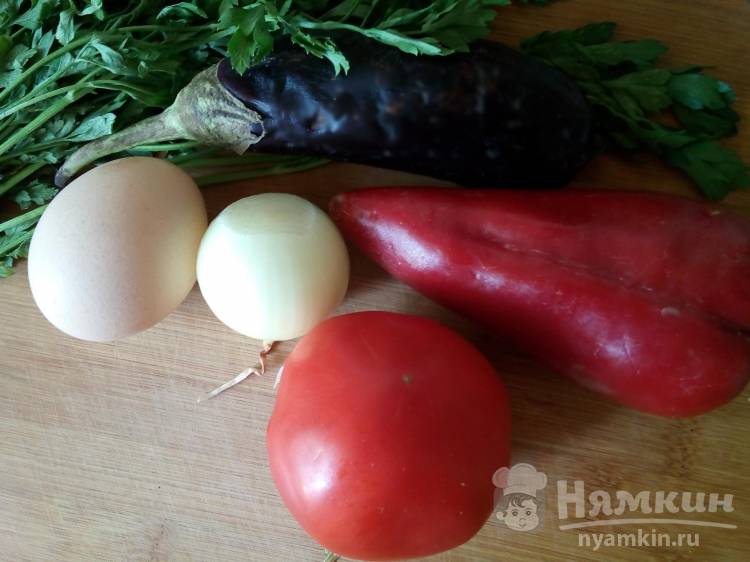 Пестрая яичница с овощами и зеленью на сковороде - фото шаг 1