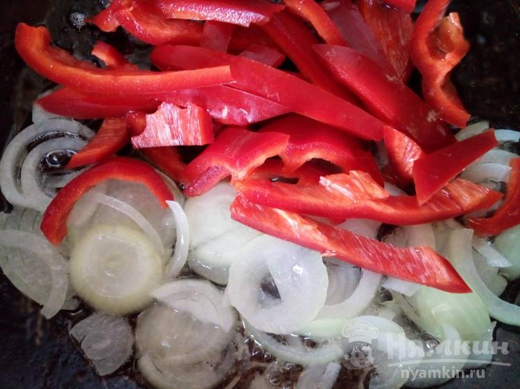 Пестрая яичница с овощами и зеленью на сковороде - фото шаг 2