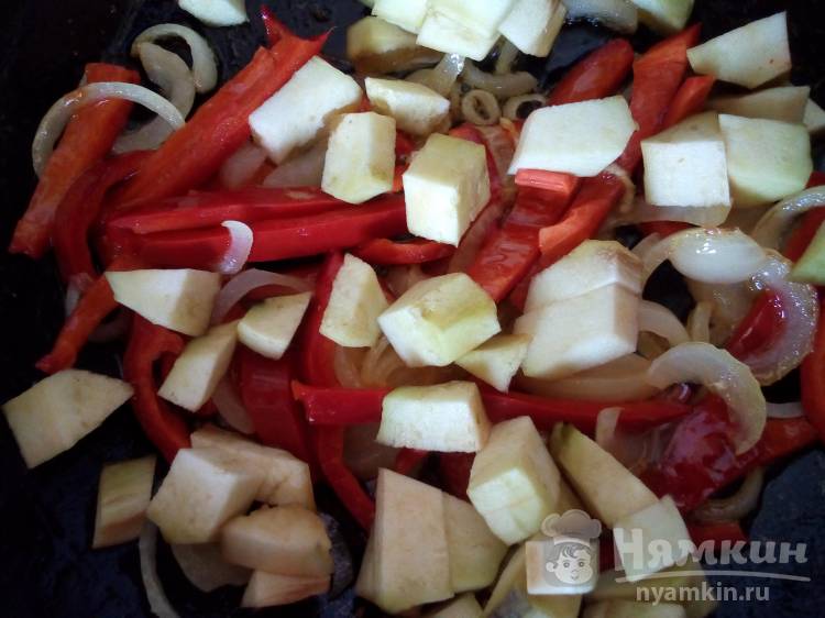 Пестрая яичница с овощами и зеленью на сковороде - фото шаг 3