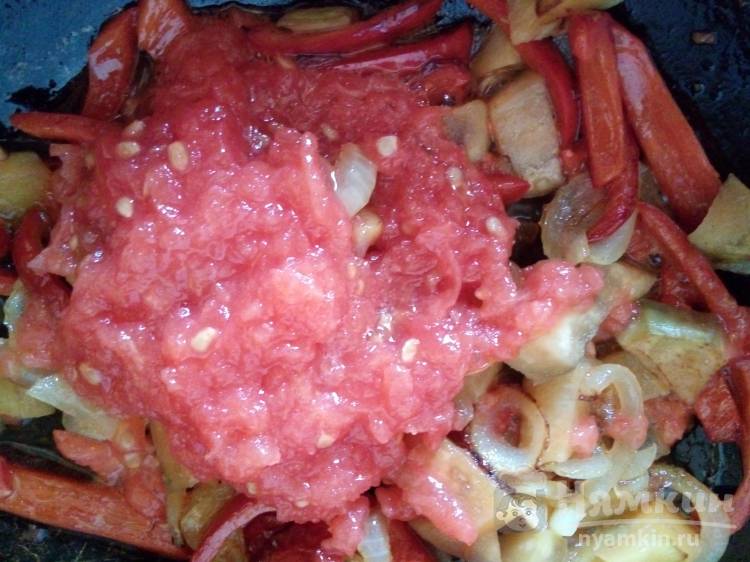 Пестрая яичница с овощами и зеленью на сковороде - фото шаг 4