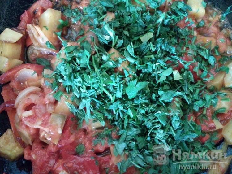 Пестрая яичница с овощами и зеленью на сковороде - фото шаг 5