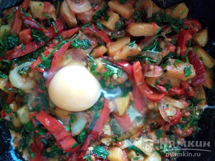 Пестрая яичница с овощами и зеленью на сковороде - фото шаг 6