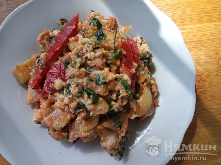 Пестрая яичница с овощами и зеленью на сковороде - фото шаг 7