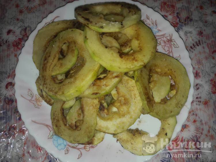 Кабачки под сметанно-сырным соусом в духовке - фото шаг 2
