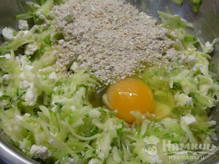 Оладьи из кабачков с брынзой на сковородке - фото шаг 2