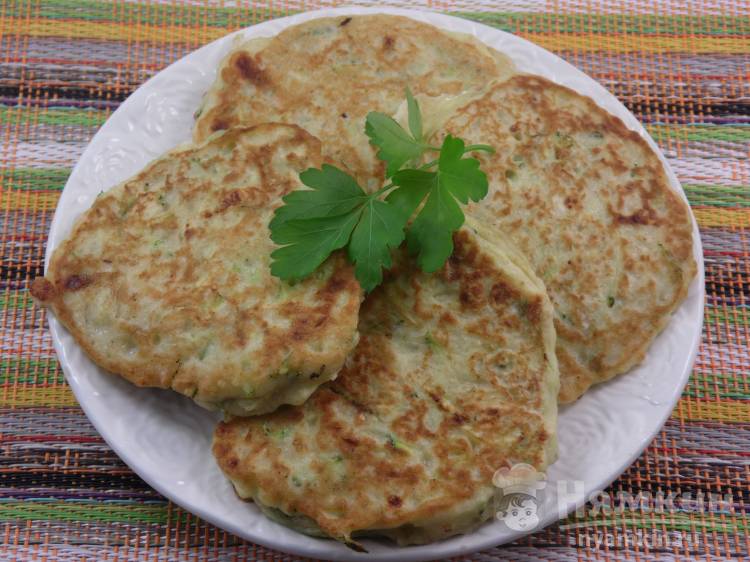 Оладьи из кабачков с брынзой на сковородке - фото шаг 5