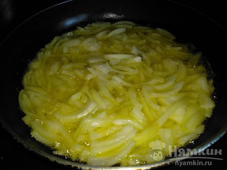 Томатная заправка со специями, сахаром и зеленью на сковороде - фото шаг 1