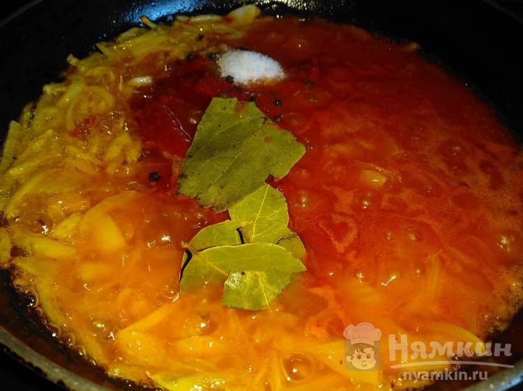 Томатная заправка со специями, сахаром и зеленью на сковороде - фото шаг 2