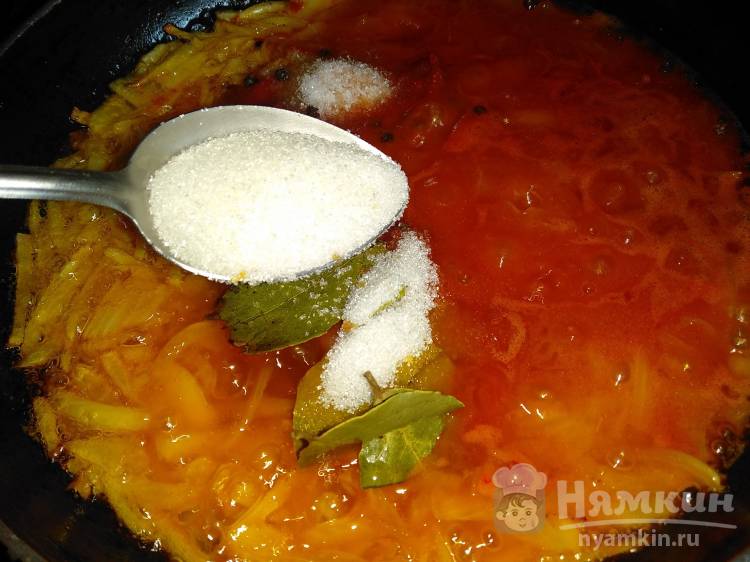 Томатная заправка со специями, сахаром и зеленью на сковороде - фото шаг 3
