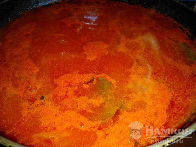 Томатная заправка со специями, сахаром и зеленью на сковороде - фото шаг 4