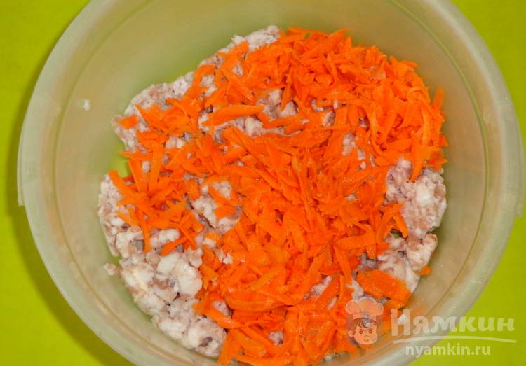 Котлеты из свинины с манкой и петрушкой на сковороде - фото шаг 1