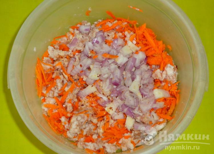 Котлеты из свинины с манкой и петрушкой на сковороде - фото шаг 2