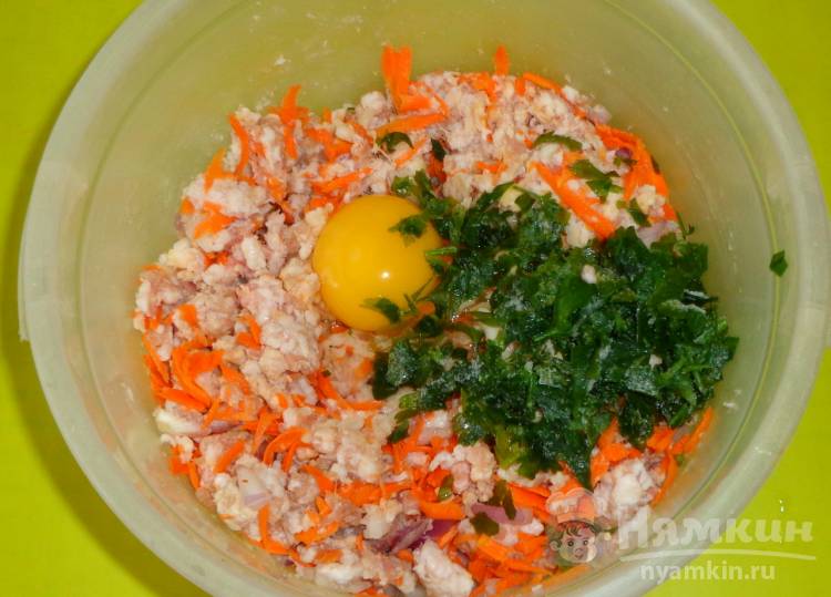 Котлеты из свинины с манкой и петрушкой на сковороде - фото шаг 3