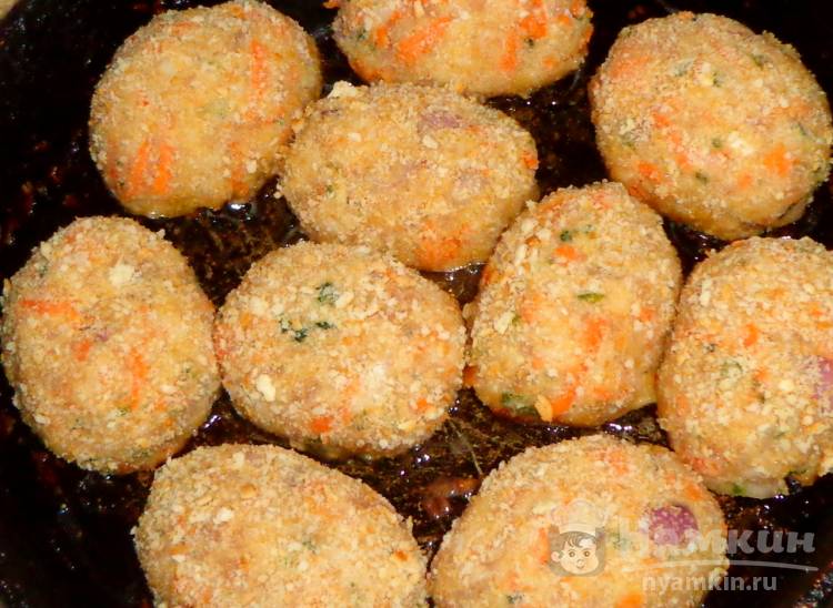 Котлеты из свинины с манкой и петрушкой на сковороде - фото шаг 6