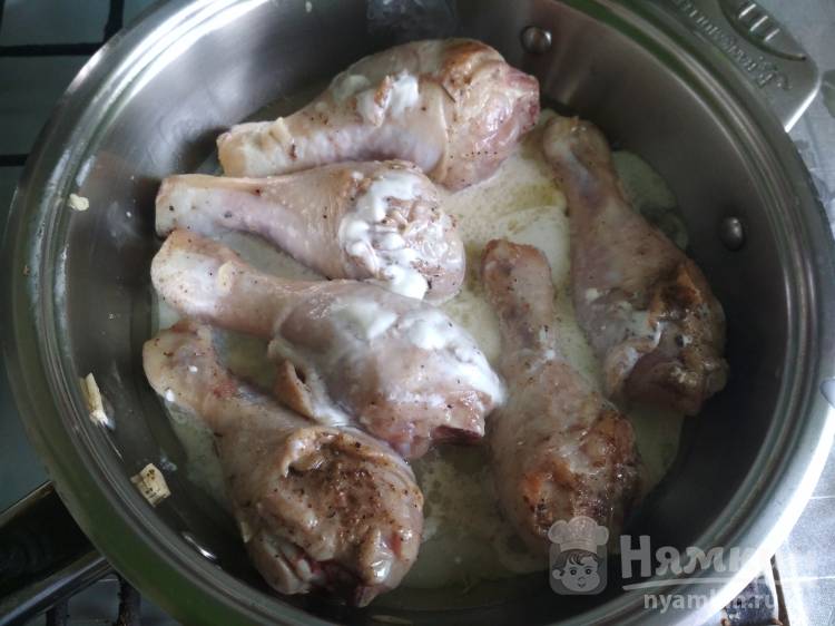 Тушеные куриные ножки с овощами в сметане