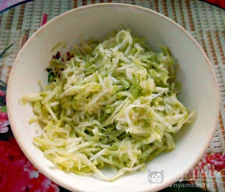 Омлет с кабачком и колбасой на сковороде - фото шаг 2
